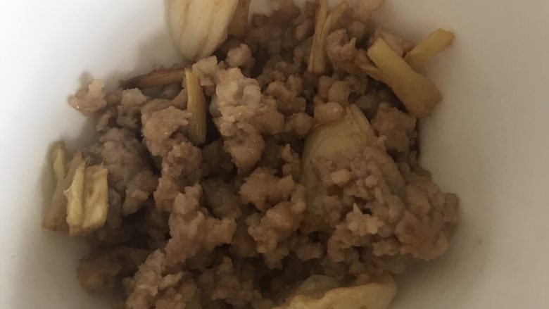 四季豆烧茄子,沥干油,盛起肉沫备用