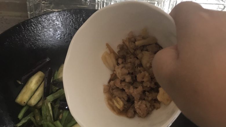 四季豆烧茄子,下肉沫，翻炒