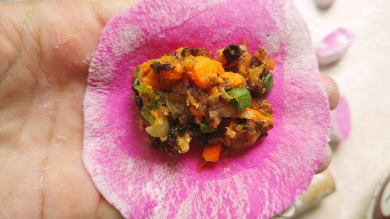 彩色水饺,然后放上饺子馅,用你会的方法把饺子包好