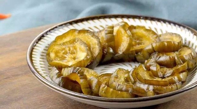 四款快手爽口泡菜,小黄瓜500g洗净,去掉两头,切段