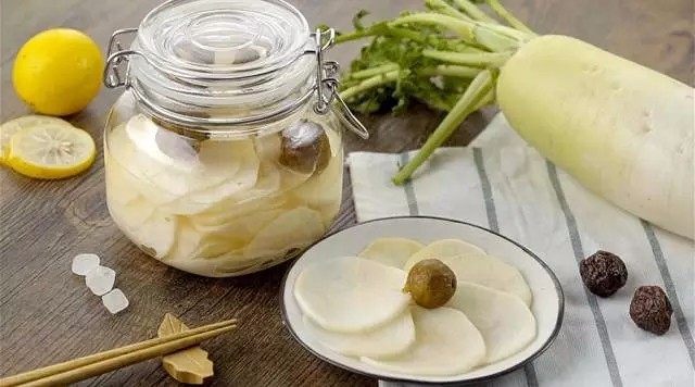 四款快手爽口泡菜,关火,捞出柠檬片不用
汤汁放凉后倒入罐中,密封