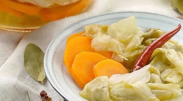 四款快手爽口泡菜,罐中放入圆白菜片、胡萝卜片
倒入放凉的汤汁,密封
放入冰箱冷藏一夜,即可享用
