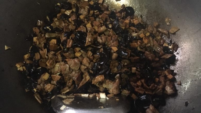 糯米饭,将小菜炒好，熟了之后加入整好的糯米