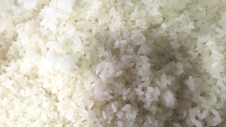 糯米饭,蒸糯米，将糯米蒸熟
