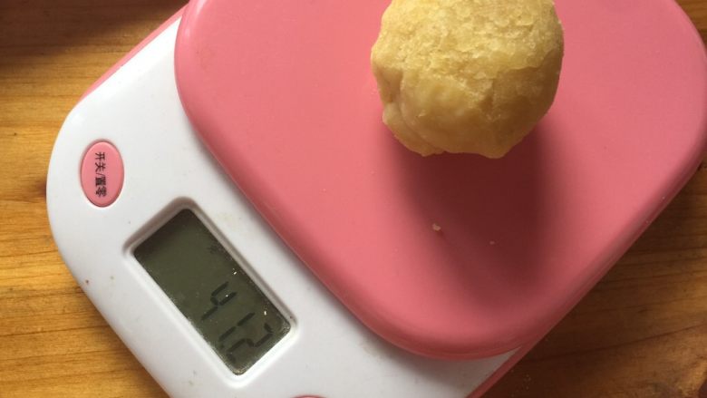 零失败的绿豆糕,取其中一份绿豆泥,称取大概40-45克量。