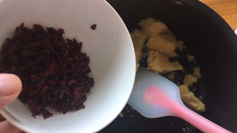 零失败的绿豆糕,第二份加入之前准备的蔓越莓碎,搅拌均匀。第三份是原味就不动,直接压模啦。