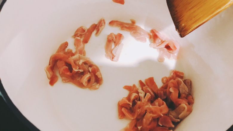 一碗猪油菜饭的夜,猪油渣熬好之后,用一口平底锅,倒入少许猪油,放入猪肉条(也可以放咸猪肉),翻炒到猪肉变成白色。
如果放咸猪肉(带皮的),就不要放油了,把皮上的油煸出就可以进入下一个步骤。