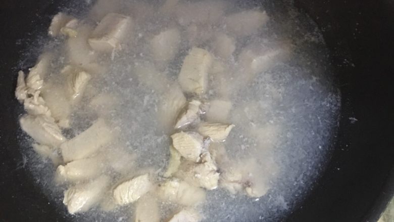 家常咖喱鸡肉,水烧开 放入少许盐 将鸡肉抄两至三分钟即可