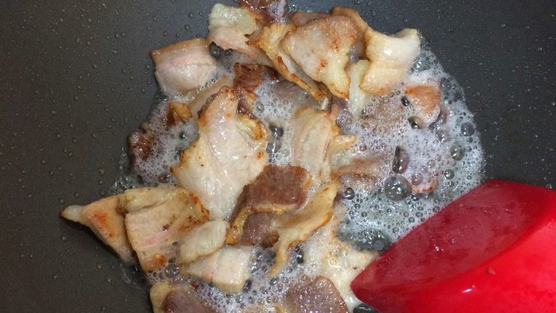回锅肉,倒一勺料酒,一勺<a style='color:red;display:inline-block;' href='/shicai/ 788'>生抽</a>继续翻炒40秒左右就会上色均匀,入味儿正好。