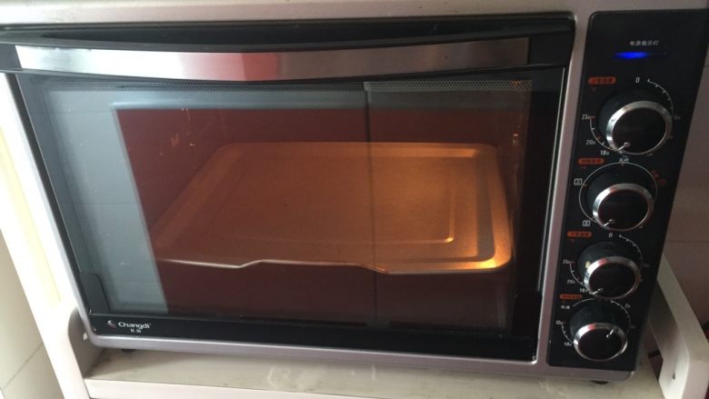 QQ弹的低胆固醇食品~天使蛋糕,烤箱预热190度上下火10分钟