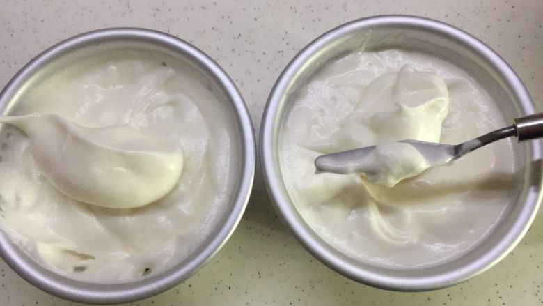 QQ弹的低胆固醇食品~天使蛋糕,用小刮刀将表面尽量刮平