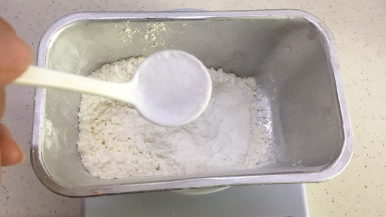 QQ弹的低胆固醇食品~天使蛋糕,称出盐1g,粉类混合均匀后备用