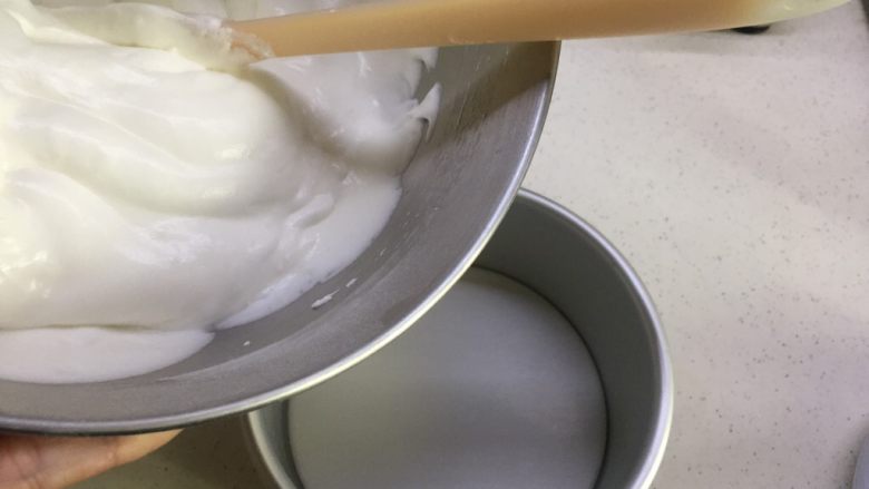 QQ弹的低胆固醇食品~天使蛋糕,倒入模具,我是用了1个6寸,2个4寸,这个方子可以刚好做两个六寸哈