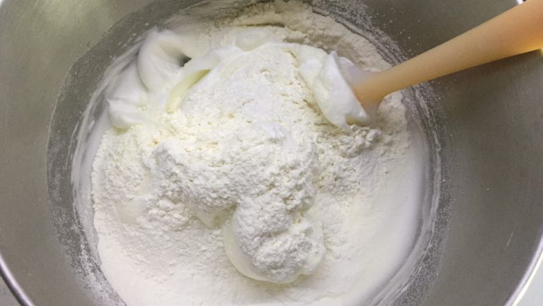 QQ弹的低胆固醇食品~天使蛋糕,用翻拌的手法搅拌至无干粉