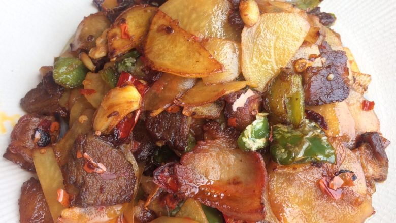 回锅肉,继续翻炒至土豆变软发黄就可以出锅了