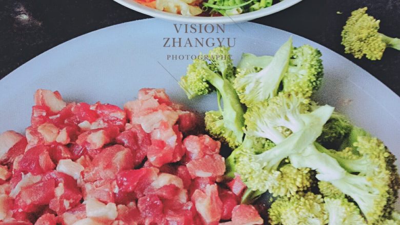 蔬菜牛肉手工面,切好肉之后把肉放进碗里,倒入料酒、生抽、蚝油、<a style='color:red;display:inline-block;' href='/shicai/ 143626'>什香草</a>放一旁进行腌制。