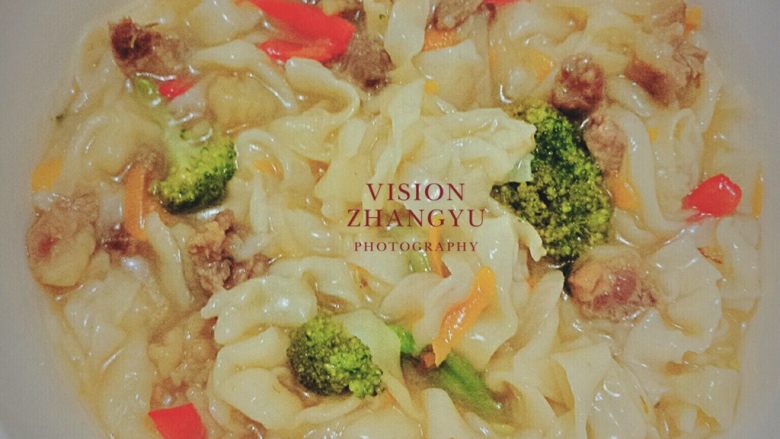 蔬菜牛肉手工面,1、热锅倒油
2、大葱洋葱先炒煸香,再放入肉、<a style='color:red;display:inline-block;' href='/shicai/ 9561'>蔬菜</a>
3、倒入盐、鸡精、蚝油、生抽、料酒大火炒,快熟之后倒入热开<a style='color:red;display:inline-block;' href='/shicai/ 156925'>水</a>煮开。
4、<a style='color:red;display:inline-block;' href='/shicai/ 156925'>水</a>开之后,倒入面搅动,改中火,这时候尝尝味道,如有欠缺可以在这时候对味道进行改良。
5、倒入面之后差不多5分钟左右面就会熟了,装盘食用。