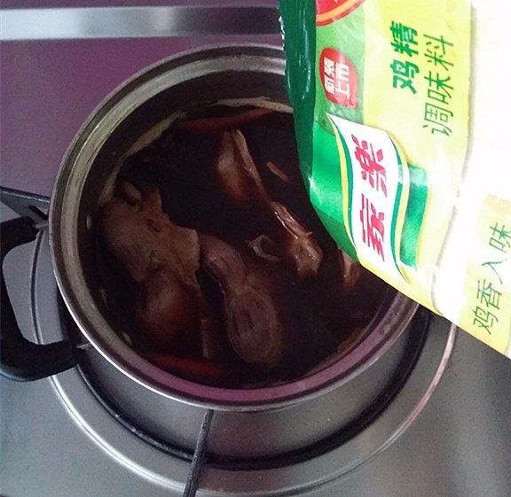 香辣鸭胗,撒少许<a style='color:red;display:inline-block;' href='/shicai/ 756'>鸡精</a>关火,加盖闷会儿