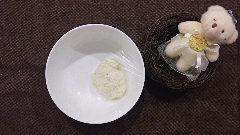香浓北海道吐司,将法国老面准备好,包保鲜膜放冰箱冷藏低温发酵一晚上(做法将所有材料混合搅拌均匀即可)