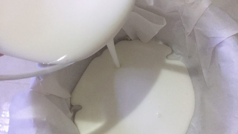 酸奶薄冰,倒是模具中,注意一定要先垫上烘培纸,这样好取出