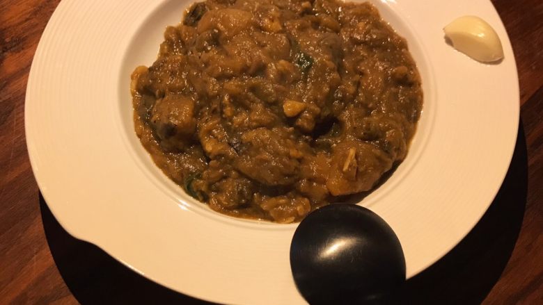 东北🥔炖🍆下饭小乱炖,这是没吃完第二天我又热过,剩下了米饭拿开水串了一下吃水饭,菜更烂了些,但真的好香~配了一瓣大蒜,一勺菜咬一小口生蒜👌太过瘾了👌👌👌