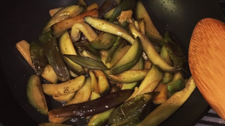 东北🥔炖🍆下饭小乱炖,先把茄子过油,不然不软烂,多放点油,茄子很吃油的。