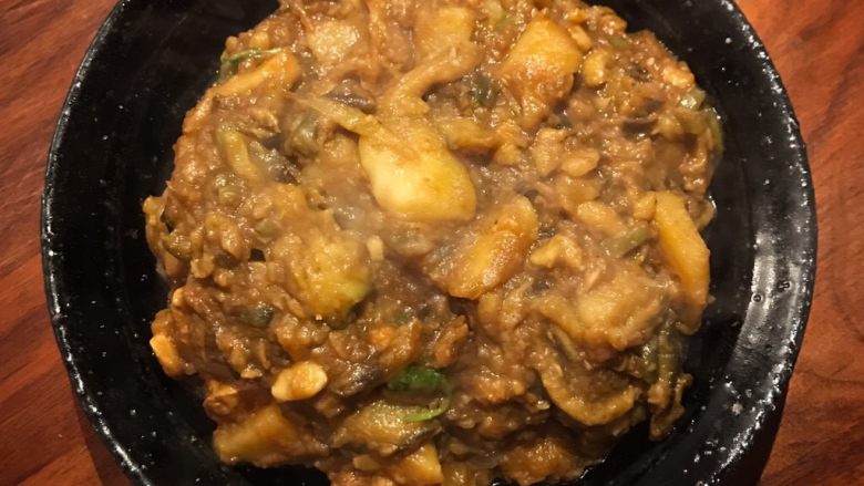 东北🥔炖🍆下饭小乱炖,完成~样子没别的菜式那么美,但味道👍👍👍,闷好一锅大米饭,太下饭了~