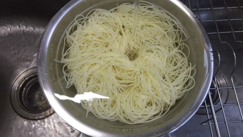 川味鷄絲凉面,煮熟的面条过冷水,冲凉。