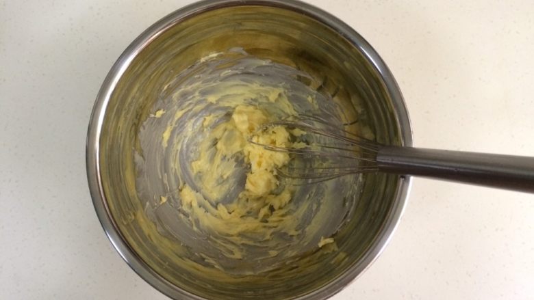 蔓越莓椰蓉球,软化后的黄油,用手动打蛋器搅拌开。