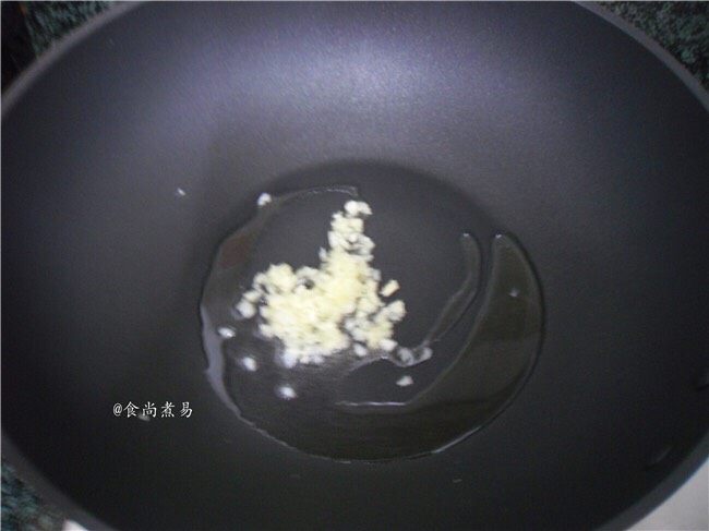酸辣爽脆拌藕丁,热锅倒入<a style='color:red;display:inline-block;' href='/shicai/ 851'>橄榄油</a>,下蒜蓉爆香
