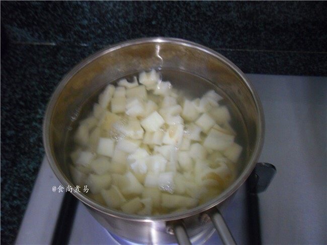 酸辣爽脆拌藕丁,烧开适量水,调入盐,倒入藕丁焯烫片刻