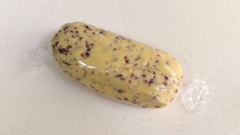 蔓越莓椰蓉球,用保鲜膜把面团包好,入冰箱冷藏30分钟至1小时。