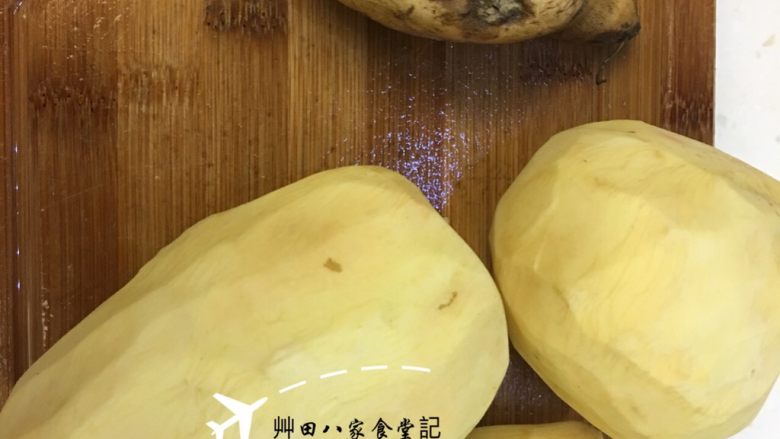 無油拔絲地瓜-台灣夜市小吃,選購綿密鬆軟的台農17號地瓜,來做拔絲地瓜可增添更棒的口感,將地瓜外皮洗淨後削皮