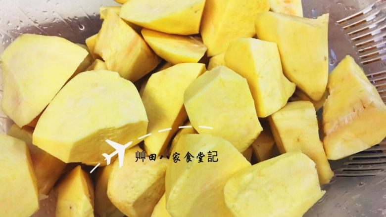 無油拔絲地瓜-台灣夜市小吃,以滾刀切法來將地瓜切成不規則塊狀,利用滾刀切法的優點是,因為食材體積相近且受熱面積大,容易煮熟