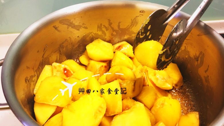 無油拔絲地瓜-台灣夜市小吃,時間到後打開鍋蓋,一股糖香味撲鼻而來,此時輕輕翻動食材,開始收乾糖液(若想確認是否熟透可使用筷子插入食材測試,若能輕鬆插入及拔出表示已熟透)