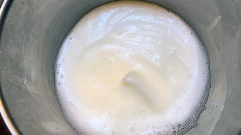健康低脂《菠菜戚风蛋糕》【蛋糕】,鱼眼泡消失,泡沫细腻,放入三分之一的糖。继续高速打发。