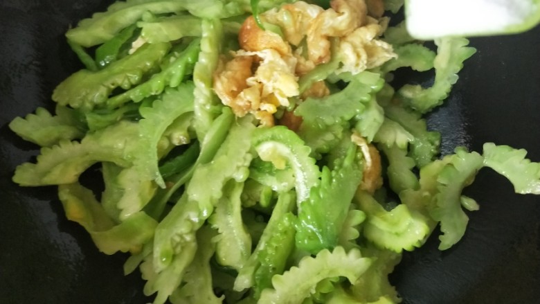 苦瓜青椒鸡蛋,不要加水,慢慢炒至苦瓜变软,水分炒干,加入少许盐调味即可。