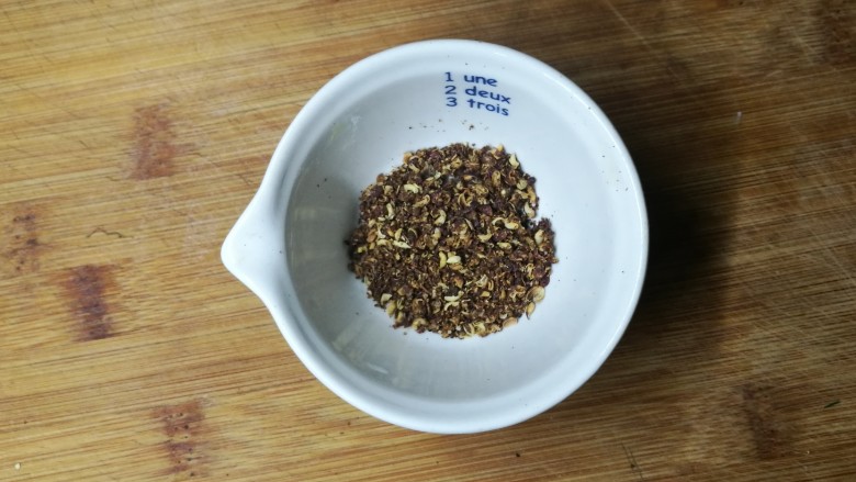 不一样的麻酱凉面,把烘好的花椒粒,放到面板上用擀面杖压成花椒面(图中我没全压成面,导致<a style='color:red;display:inline-block;' href='/shicai/ 526'>面条</a>特别麻。所以大家尽量压碎。)