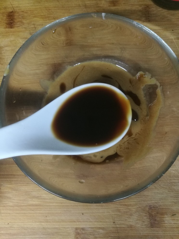 不一样的麻酱凉面,2勺醋(其实醋可以多放些,酸酸的醋正好解麻酱的腻)