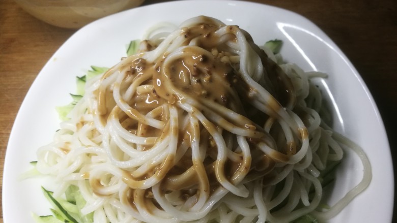 不一样的麻酱凉面,铺上晾凉的面条,浇上酱汁