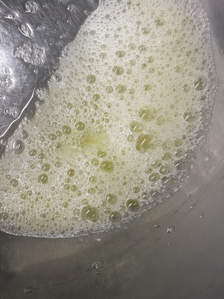 咖啡味神奇魔法蛋糕,开始打发蛋白,糖分三次加入
打发蛋白有粗鱼泡眼时,第一次加入剩下1/3糖