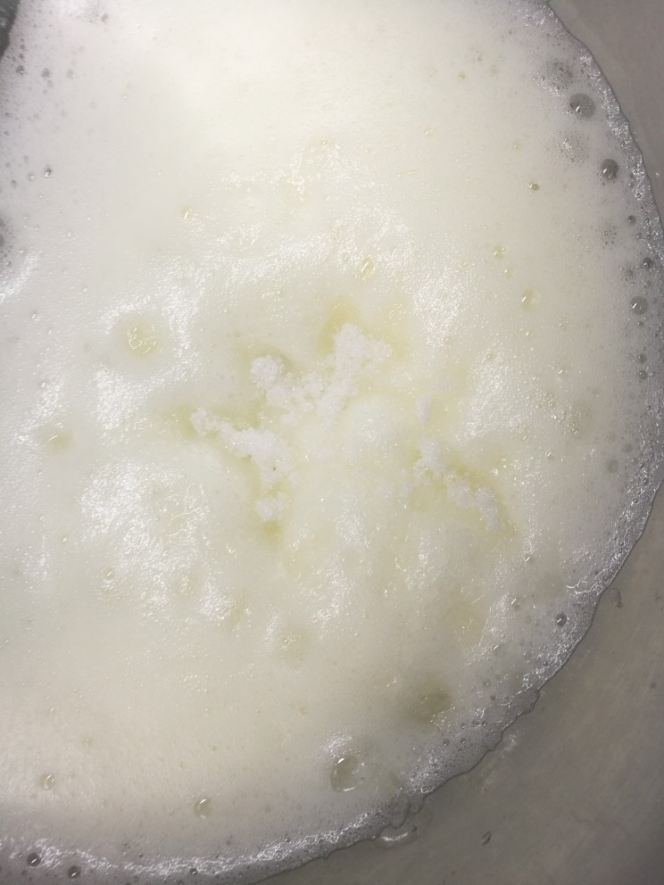 咖啡味神奇魔法蛋糕,开始变细腻时,加入第二次糖