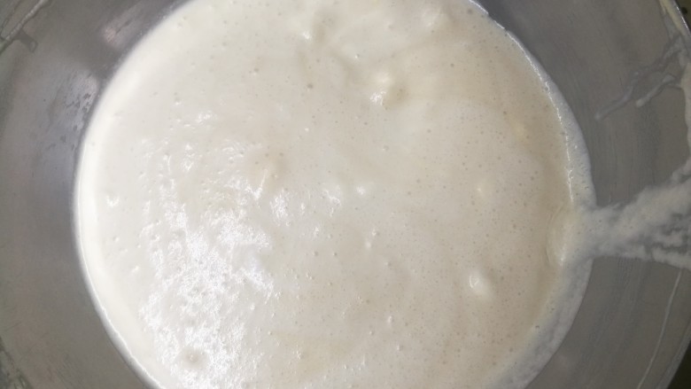 咖啡味神奇魔法蛋糕,面糊含水量大,加入蛋白后会漂在上面,不易拌匀。这里一定要用切拌方法,慢慢拌,也不用把蛋白糊全部拌匀,留些小块蛋白糊就可。注意操作,不要消泡。