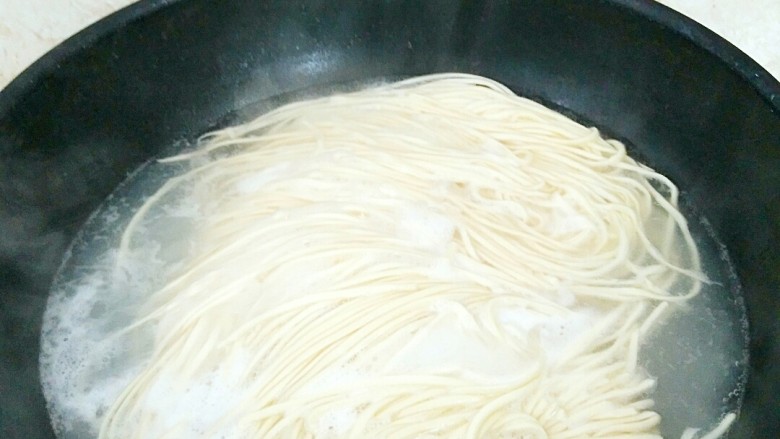 鲜虾菌菇面,锅中注水烧开,放入盐3克,煮熟<a style='color:red;display:inline-block;' href='/shicai/ 526'>面条</a>。