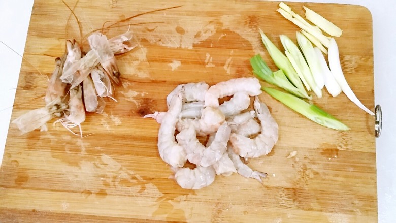 鲜虾菌菇面,葱切段,姜切丝,虾仁躯壳保留头部备用。