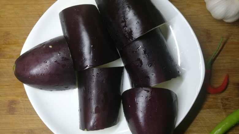 手撕茄子,茄子切成段,再对半切,放入锅中蒸,约10分钟,蒸到筷子可以轻易戳穿茄子即可。