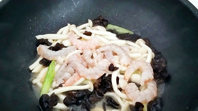 鲜虾菌菇面,倒入半碗清水,烧开放入虾仁炒至变色。