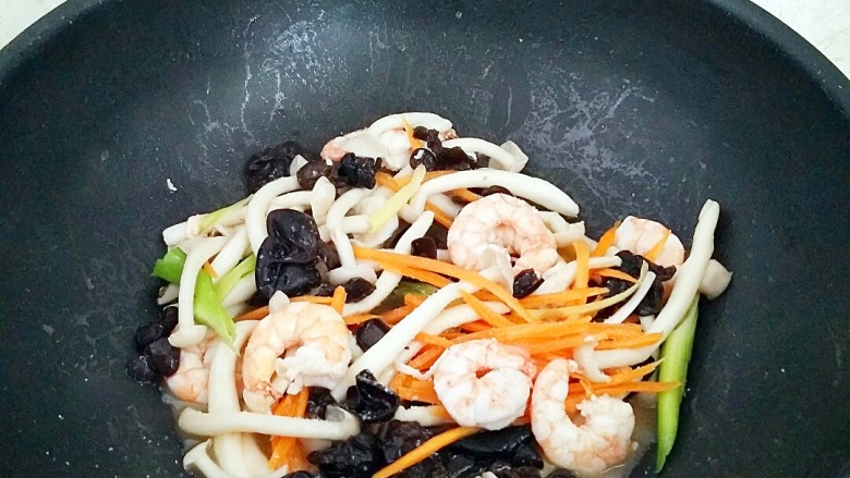 鲜虾菌菇面,翻炒均匀,撒上盐2克,即可出锅!