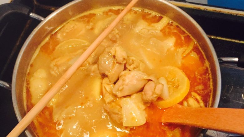 泰式黄咖喱鸡肉饭,从熬煮的高汤中捞出鸡骨,倒入鸡块和素菜,然后加入泰国黄咖喱、椰浆和少许盐。大火烧开,小火熬制30分钟,加入柠檬片提味。