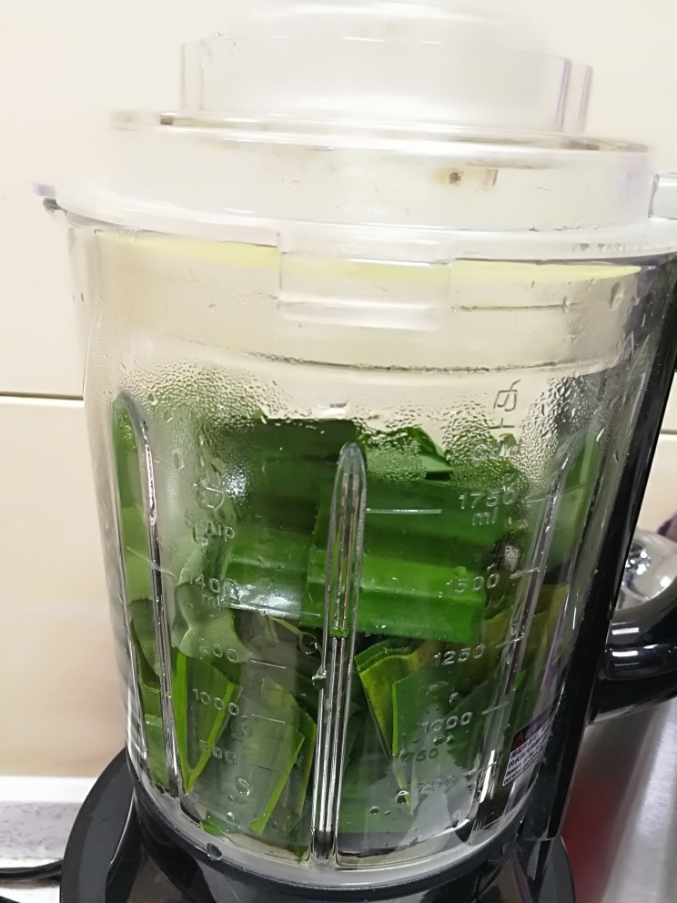 蒸斑斓椰香戚风蛋糕,剪成小段放进破壁料理机,加点清水。